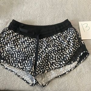Lululemon white black sz 4 hottie hot shorts 2.5 inch inseam liner intact